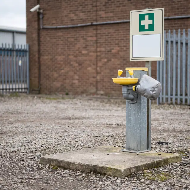 Outdoor frost-proof emergency eyewash station concrete pad